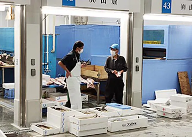 京都市中央卸売市場の山豊店舗で働くスタッフ